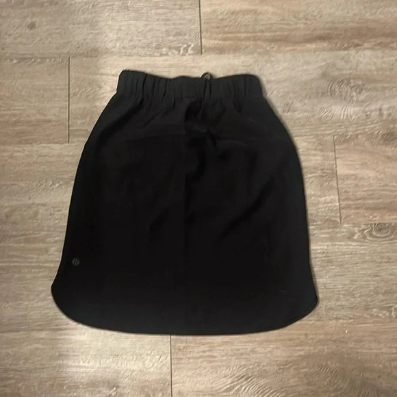 NWOT Lululemon On the Fly Skirt Woven Black Size 2 Quick-Dry Travel Mid-Rise - Picture 6 of 6